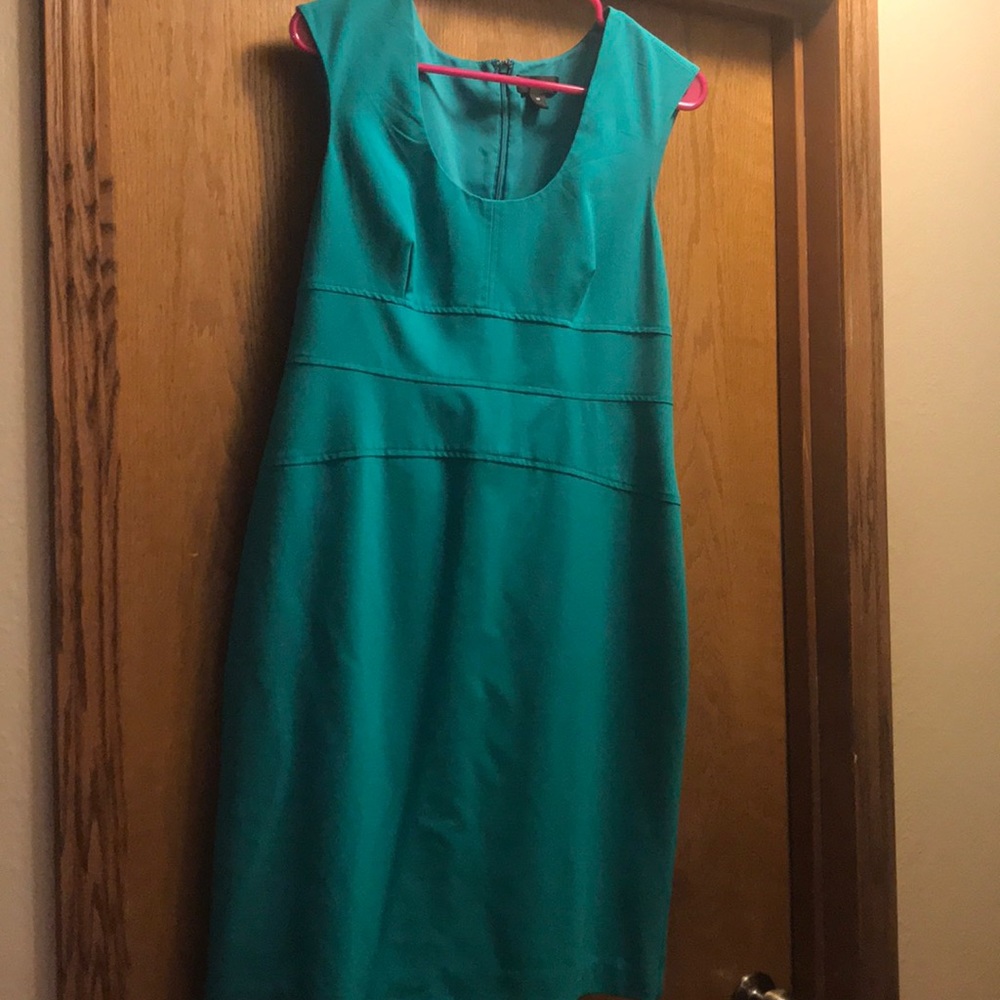 Cute business dress. Very flattering!